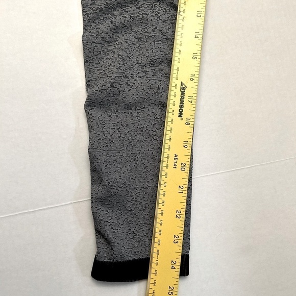 Adidas seamless gray and black fitted capri leggings 3/4 length size Medium. H11 - Picture 8 of 10